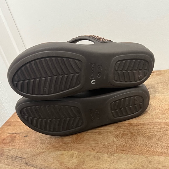 CROCS Women Brown Sandals - Picture 5 of 7